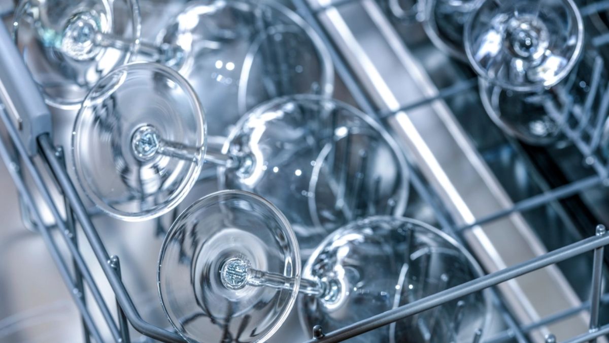 Free wine glass dishwasher image